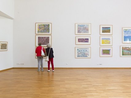 Besucher bei der Ausstellungseröffnung