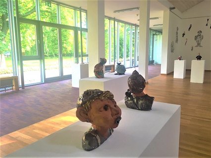 Im Vordergrund: Nicole Szlachetka´s Arbeiten, Im Hintergrund: Lisa Urban´s Arbeiten