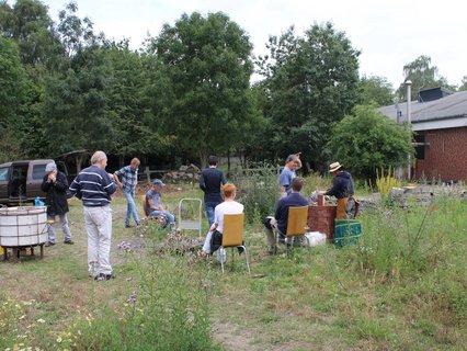 Die beiden Öfen und viele Teilnehmer des Workshops.