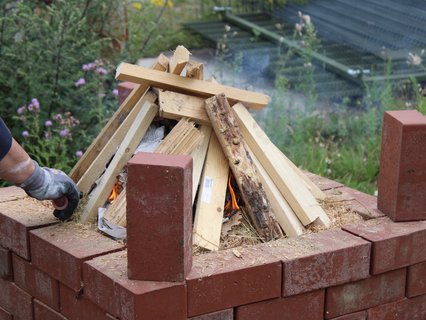 Jaimun Kim hat den Kaminofen angezündet. Er hat danach über Nacht gebrannt.