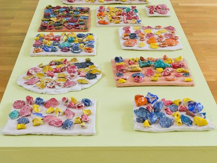 farbiges Arrangement, viele Tonobjekte von Katharina Bendel