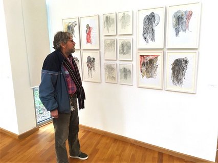 Jürgen Essing mit seinen Arbeiten