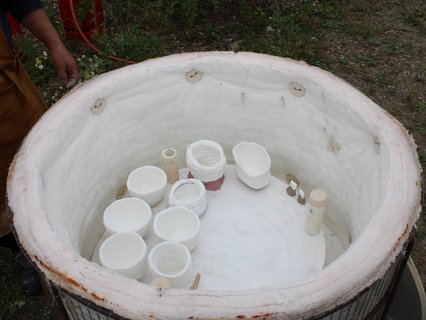 Der Rakuofen mit fertigen Keramikobjekten