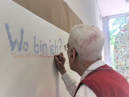 Robert Burda schreibt seine Antwort zur Ausstellungsfrage