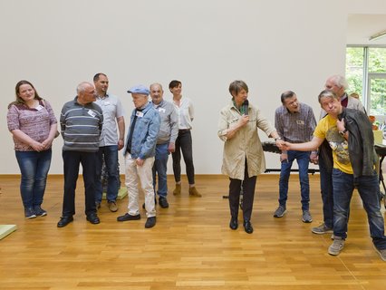 v.l.n.r.:Nicole Szlachetka, Helmut Licznierski, Ergotherapeut Jörg Lohmann, Paul Berger, Helmut Schrameyer, Claudia Bergmann/Direktorin stationäres Wohnen, Leiterin des Kunsthauses Lisa Inckmann, Roger Röggener und sein vater, Hubertus Roerkohl