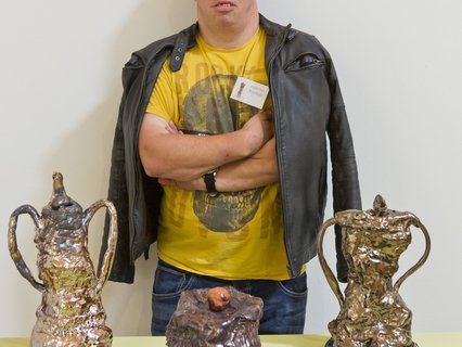 Hubertus Roerkohl steht hinter seinen Fußballpokalen