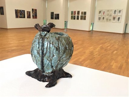 Vordergrund: Nicole Szlachetka´s Arbeit, Hintergrund: linke Seite des Ausstellungssaals