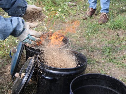 1000°C heiße Objekte wurden vom Rakuofen in die Kübel umtransportiert. Es wurden Flammen geschlagen.