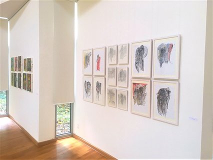 Marc Czyzewski´s Arbeiten (links) und Jürgen Essing´s Arbeiten (rechts)