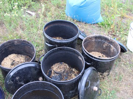 Kübel mit Naturstoffen. Blätter, Späne, Heu.