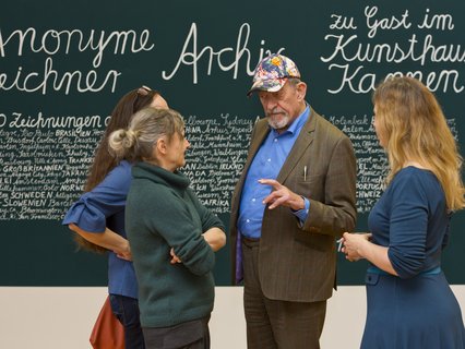 Gespräche vor der beschriebenen Wand