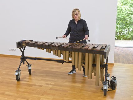 Silke Büscherhoff untermalt die Eröffnung musikalisch