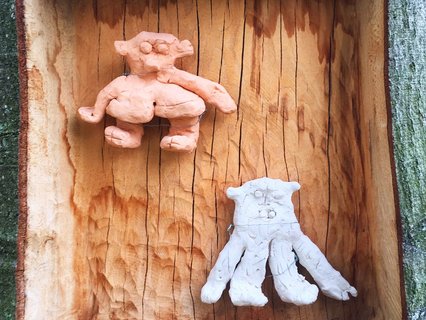 Kunst in gefällter Rotbuche (von verschiedenen Künstlern aus dem Kunsthaus Kannen)