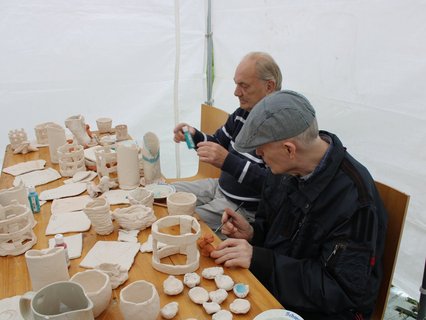 Die bereits geschrühten Objekte werden glasiert. Jeder hat sich die am besten gelungenen Teile ausgesucht.